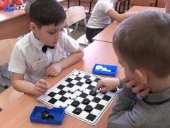 Damas: reglas del juego para niños principiantes y consejos para enseñar a adultos.