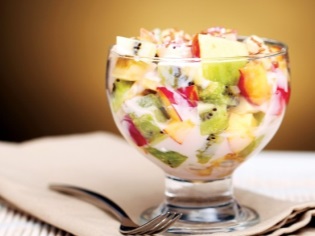 Ensalada de frutas de invierno con yogurt.