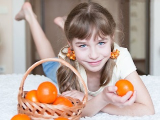 Niña con mandarinas