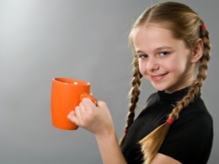 Ragazza che beve caffè