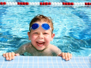 Nuotando in piscina