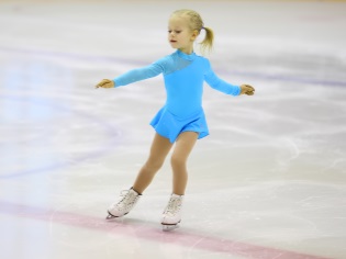 Niño del patinaje artístico en 7 años.