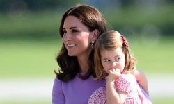 La princesa Charlotte aprende a jugar al tenis a los 2