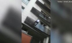 Iniligtas ng Chinese Spiderman ang bata mula sa pagbagsak mula sa isang mahusay na taas