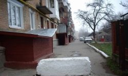 Summer part time: children in Odessa blocked the courtyard and began to take a fare from motorists