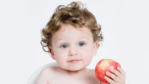 When and in what form can an apple be given to an infant?