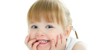 Manchas blancas en los dientes de un niño.