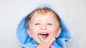 How many teeth are in a child at 2 years old and how are teeth treated at this age?