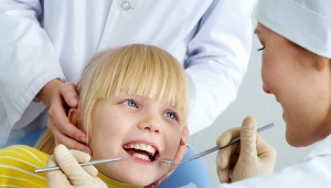 ¿Cuántos dientes tiene 3 años en un niño y cómo se tratan los dientes a esta edad?