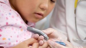 La tasa de eosinófilos en la sangre en niños.