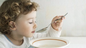 ¿Cuándo puedo darle caldo a un niño y sopas sobre él?