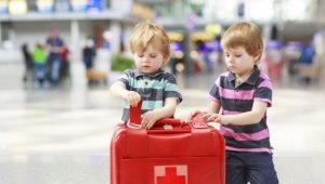 El botiquín de primeros auxilios para el niño en un viaje al mar.