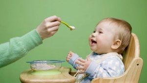 Sillas altas infantiles de madera transformadoras para alimentación.