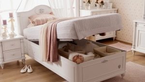 Children's beds with a lifting mechanism