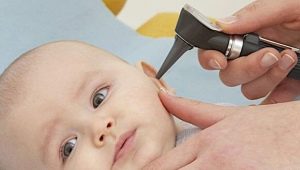 Síntomas y tratamiento de la otitis purulenta en un niño.