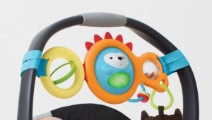 What toys and rattles on the stroller to choose?