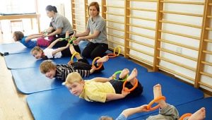 What groups of exercise therapy for children and how is the lesson?