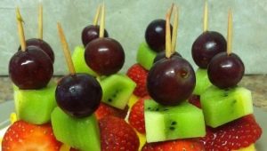 Recetas de canapés de fruta en brochetas para niños.