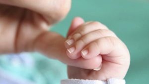 How to cut nails to newborns?