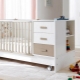 Baby bed na may drawers at side