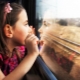 Niños que viajan en trenes de larga distancia.