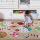 Alfombras infantiles en la habitación para niñas.