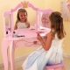 Dressing table na may salamin para sa batang babae