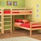 Corner bunk beds para sa mga bata