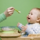 Sillas altas infantiles de madera transformadoras para alimentación.