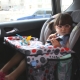 Elegir una mesa infantil para el asiento del coche.