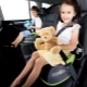 Elegir una silla de auto para niños que pesen desde 15 kg.