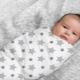 Hoe een baby uit een doek te wieden?