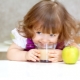 ¿A qué edad le puede dar jugo de manzana a un niño y cómo hacerlo bien?