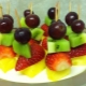 Recetas de canapés de fruta con pinchos para niños.