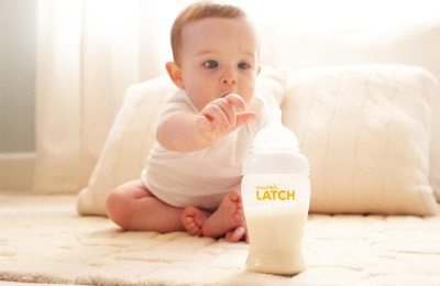 El niño bebe fórmula infantil con maltodectrin.