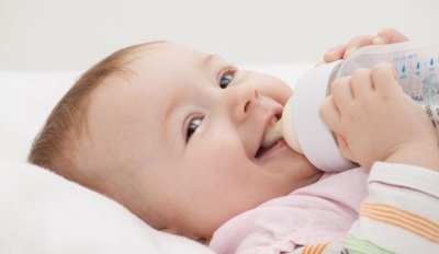 Il bambino mangia la formula a base di latte di capra