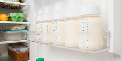 Almacenamiento de la leche materna en el refrigerador.