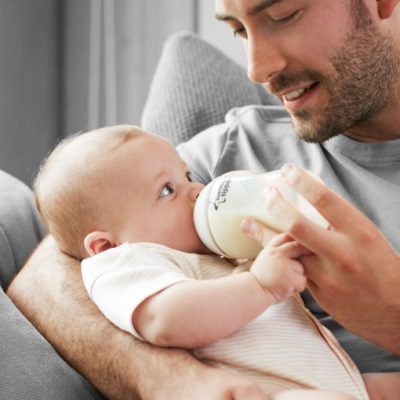 Contacto corporal durante la alimentación con papá.