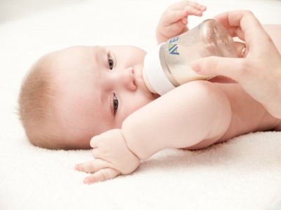 Bebe con una botella