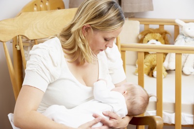 Alimentazione da un seno di un bambino