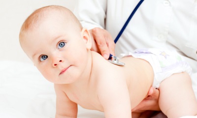 Examen del niño por el médico.