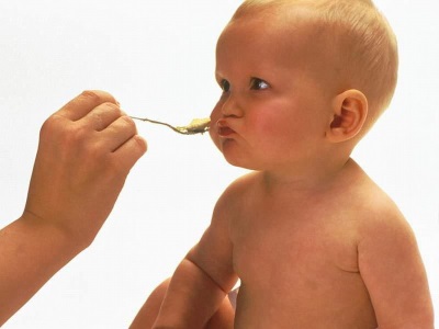 El niño no quiere comer señuelo.