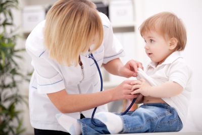 Esame del bambino prima della vaccinazione