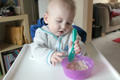 Bebé comiendo papilla