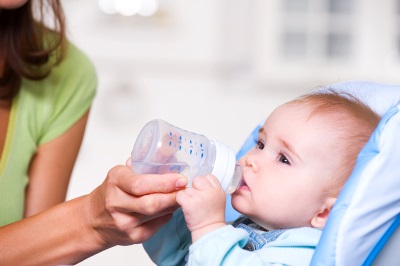 El niño bebe antes de la prueba de azúcar en la sangre.