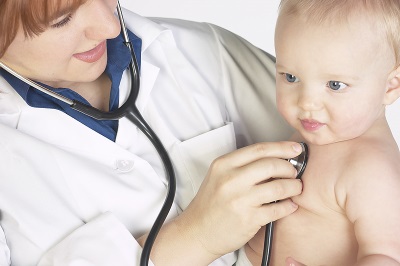 El médico examina al niño.