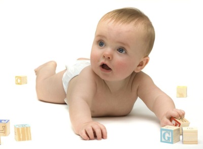 Child playing cubes