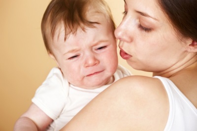 El niño está enfermo a manos de mamá.