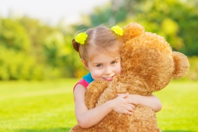 Niña con un oso