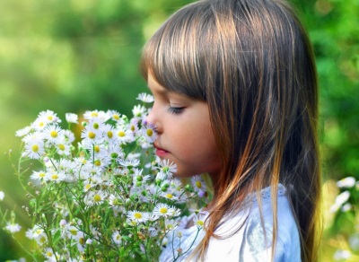 Batang babae na may mga daisies